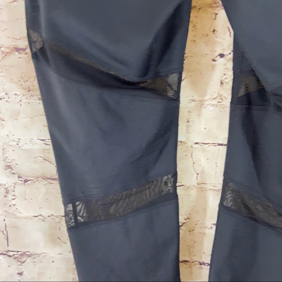 Active Capri black mesh insert leggings size large - Picture 2 of 8
